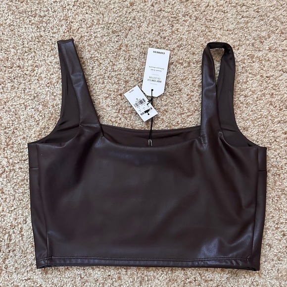 Express Crop Top - Picture 2 of 3